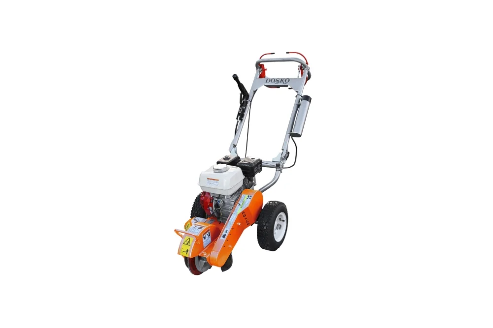 Eine orangefarbene Baumstumpffräse mit Benzinmotor vor einem weißen Hintergrund.